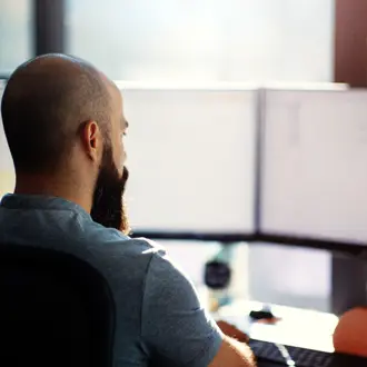 Representation of an analyst working in the Hotline